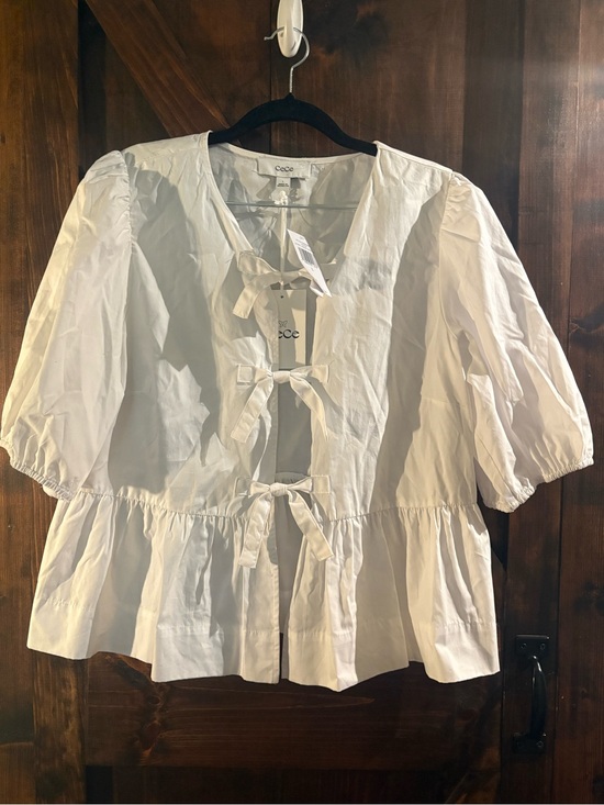 CeCe Tops - CeCe NWT White Tie-Front Peplum Top with Puff Sleeves